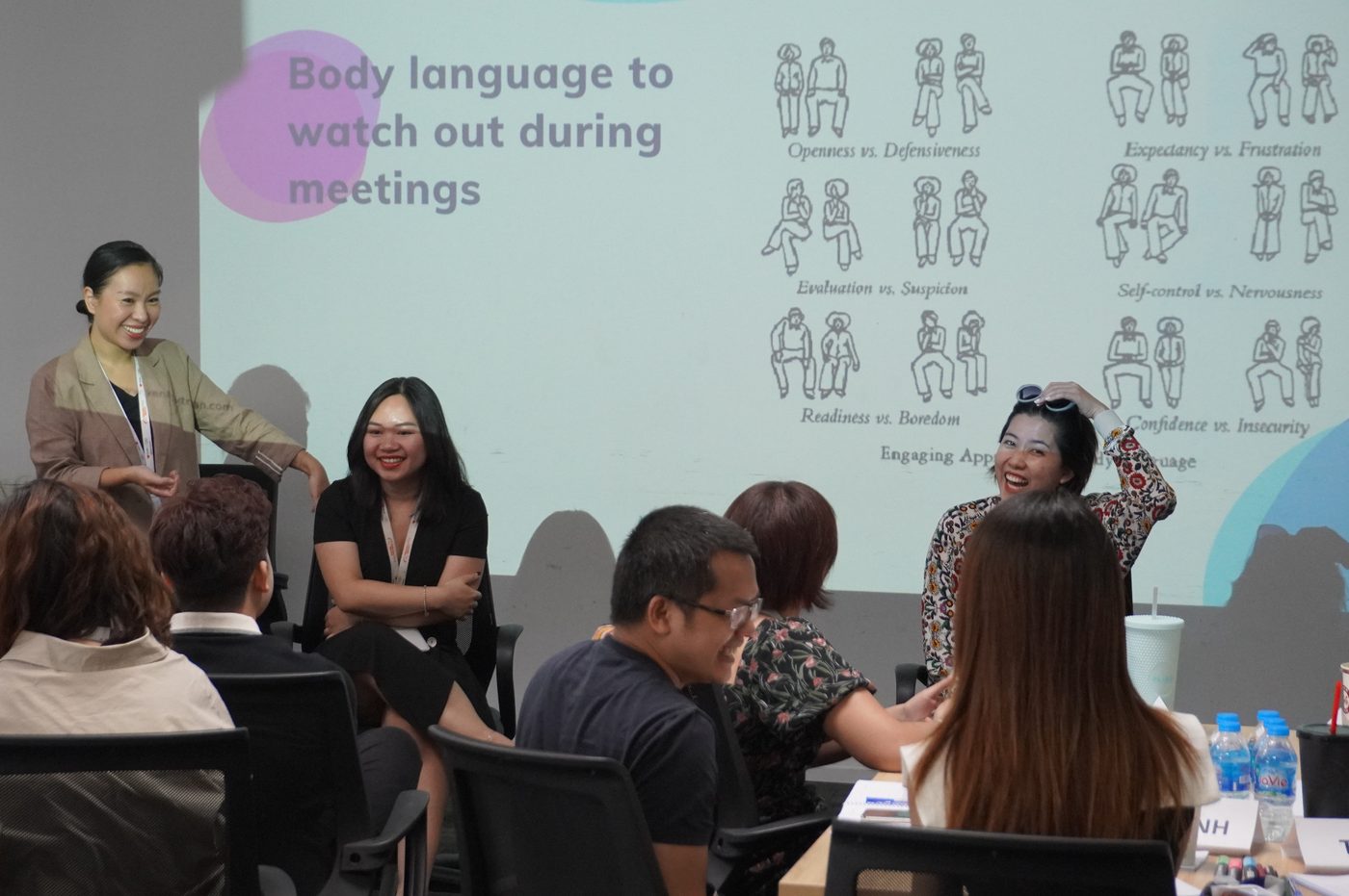 Trần Yênly giảng dạy tại lớp học Etík